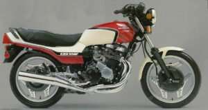 tres rare moto honda cbx550 d un membre du club moto du var retrolegende. particuliere en raison de ses freins inboard