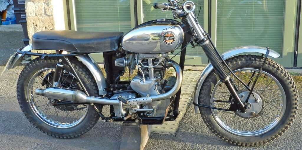 Demarrage Velocette 500 mss du club moto Retrolegende