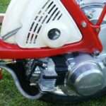 le moteur dans la roue du honda p50 du moto club de frejus